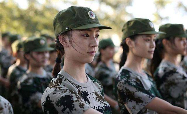 【太阳成集团tyc7111cc】
新生军训时 教官总是盯着女生看是有原因的 别误会教官(图1)