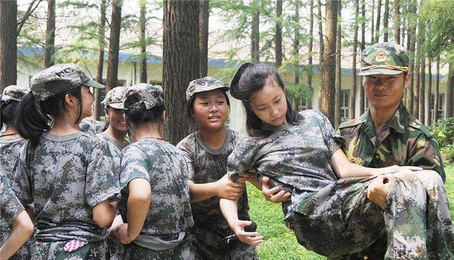 【太阳成集团tyc7111cc】
新生军训时 教官总是盯着女生看是有原因的 别误会教官(图5)