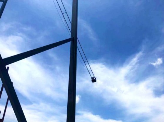 太阳成集团tyc7111cc-全国47城升起“快乐领巾”旗苏宁为快递员过节(图1) 太阳成集团tyc7111cc